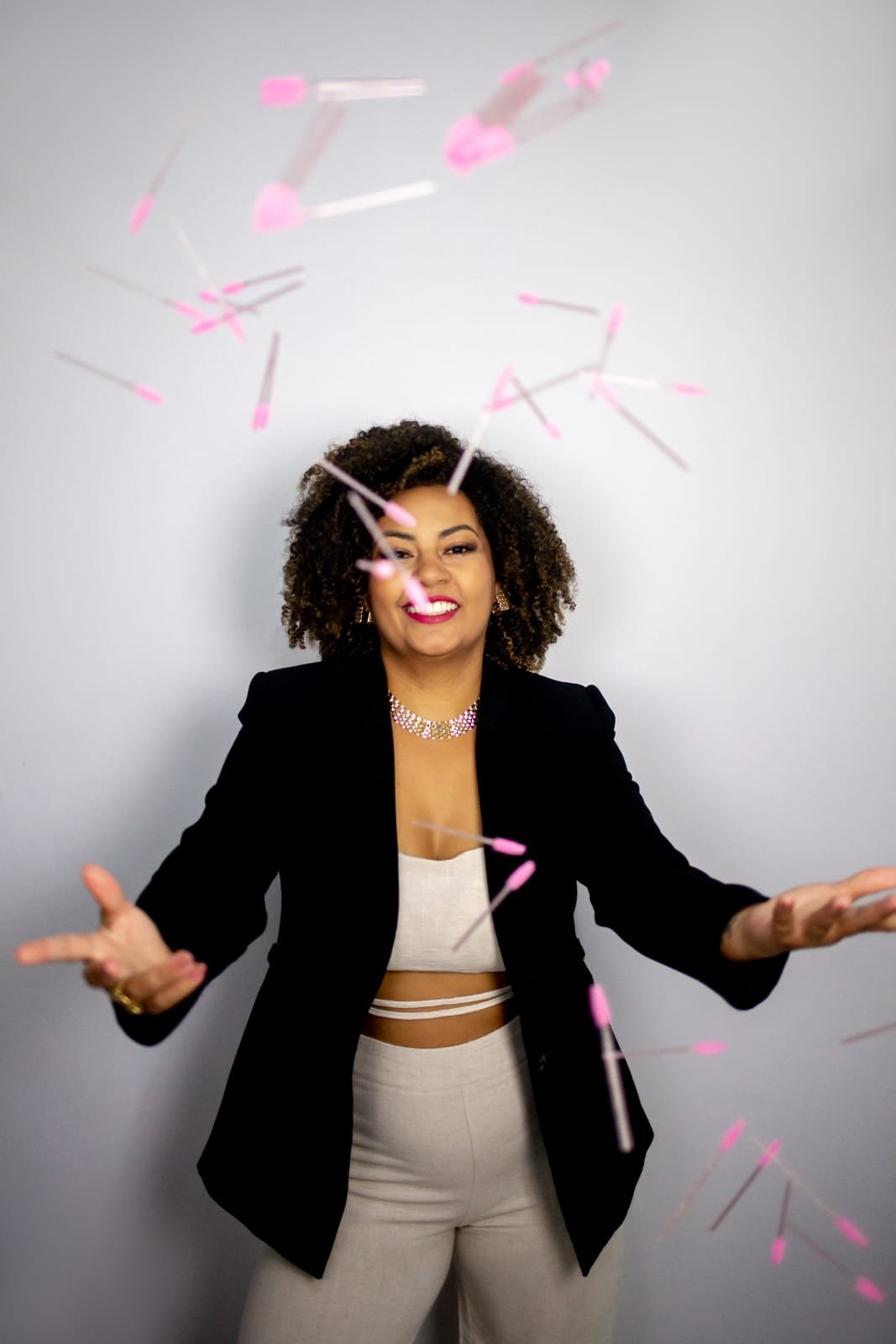 Anna Tavares, diva, jogando pra cima um punhado de espátulas rosa